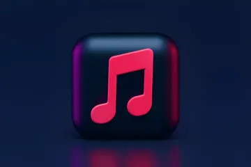 Логотип Apple Music на темном фоне с градиентными боковыми гранями, символизирующий повышение цен на подписку