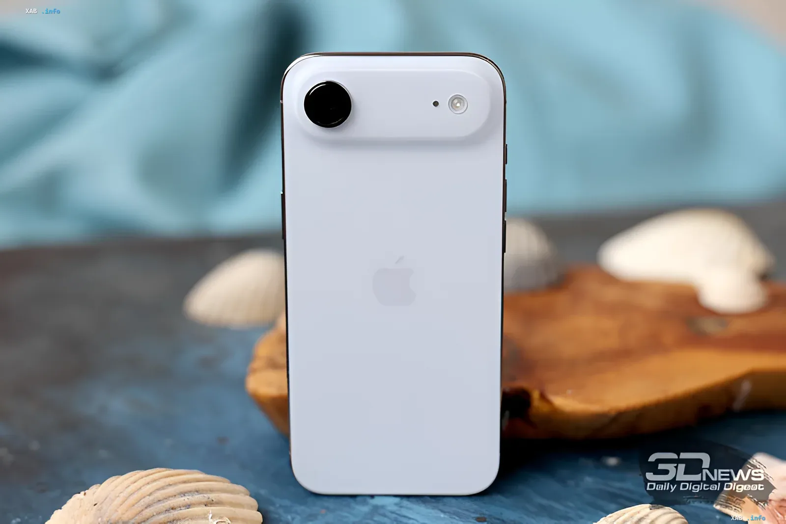 Weißer iPhone SE 3. Generation vor Muscheln — Illustration zur Nachricht über den Preisanstieg von iPhones in Japan