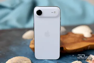 Weißer iPhone SE 3. Generation vor Muscheln — Illustration zur Nachricht über den Preisanstieg von iPhones in Japan
