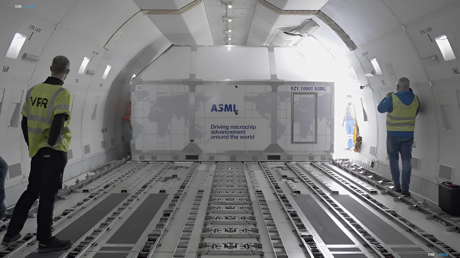 ASML-Mitarbeiter laden Ausrüstung in ein Frachtflugzeug – Symbol für globale Reichweite und steigende Nachfrage nach KI-Chips