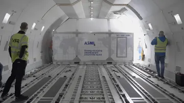 ASML-Mitarbeiter laden Ausrüstung in ein Frachtflugzeug – Symbol für globale Reichweite und steigende Nachfrage nach KI-Chips