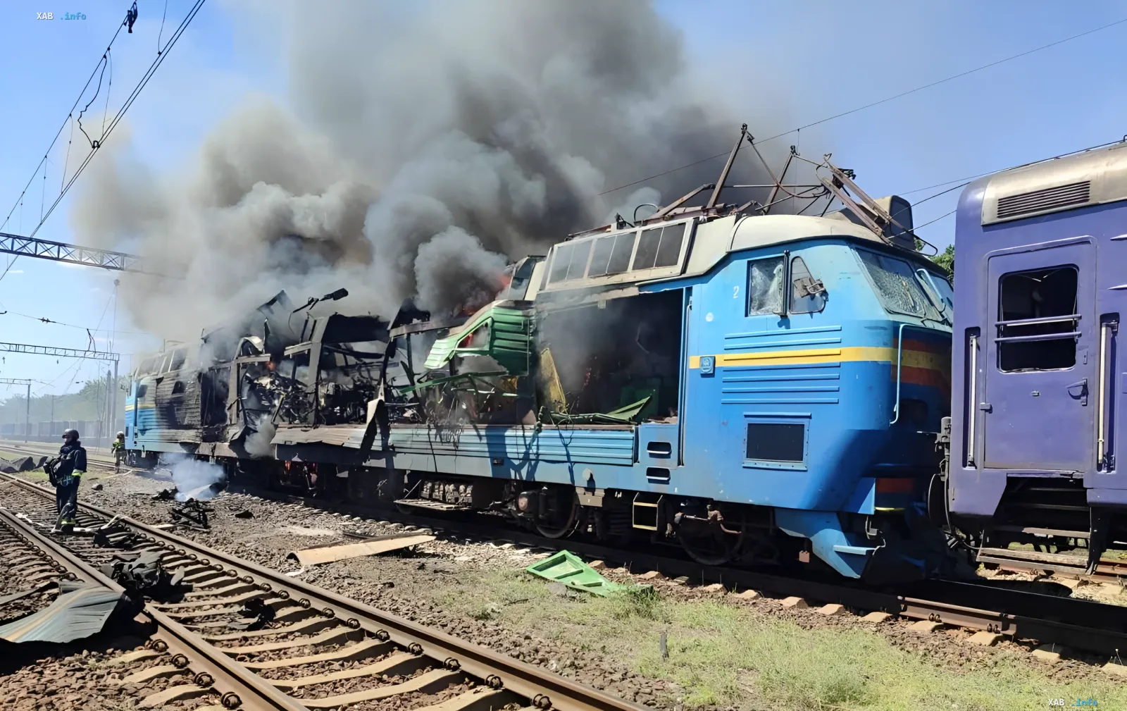 Последствия атаки дронов на пассажирский поезд в Запорожье: горящий локомотив и дым над рельсами