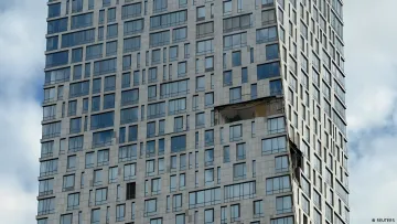 Поврежденное здание в Москве после атаки дронов — последствия удара по жилому дому