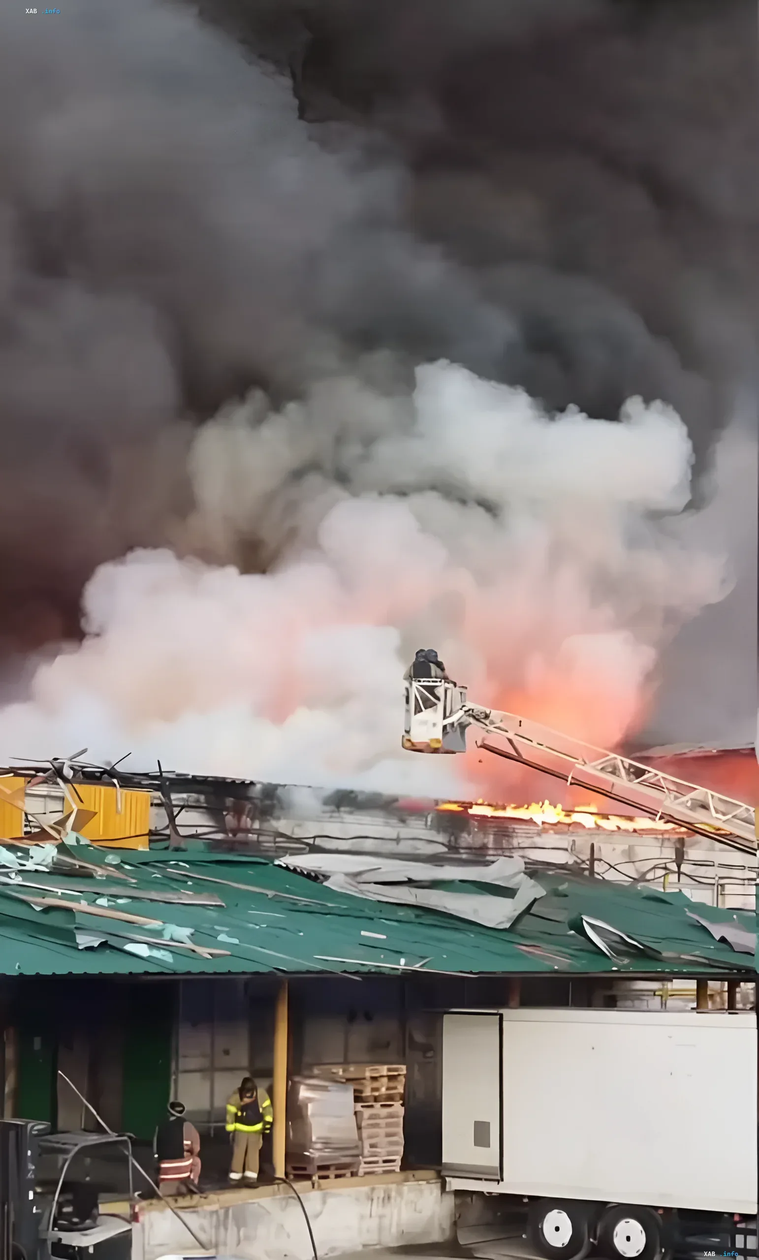Пожар на пищевом предприятии в Запорожье после атаки беспилотника: пожарные тушат здание с башни