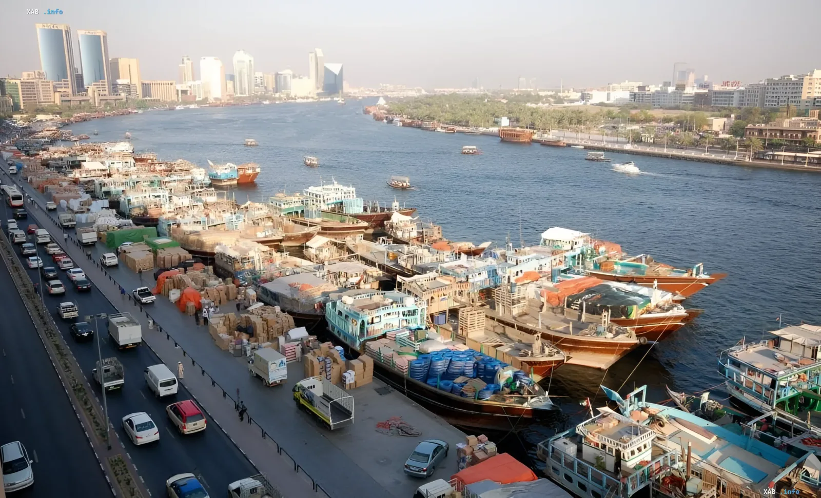 Hafen von Bandar Abbas im Iran: Blick auf einen belebten Kai und Fluss mit Schiffen, der die strategische Bedeutung der Logistikrouten verdeutlicht