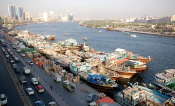 Hafen von Bandar Abbas im Iran: Blick auf einen belebten Kai und Fluss mit Schiffen, der die strategische Bedeutung der Logistikrouten verdeutlicht