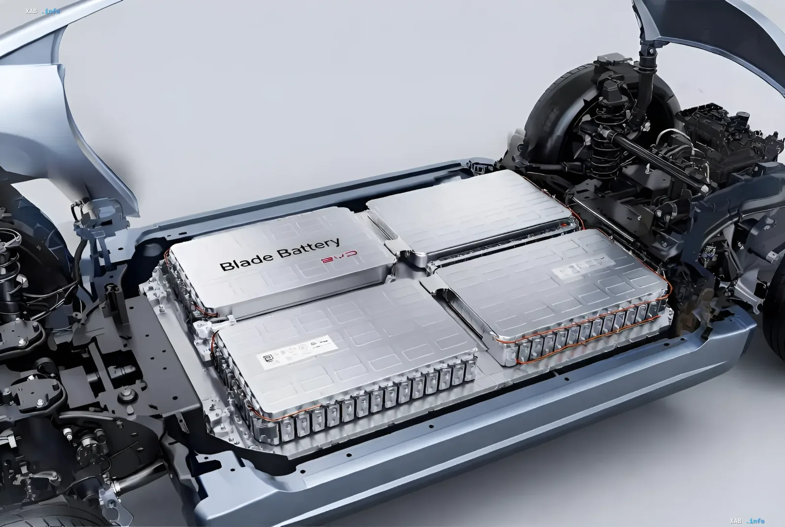 Вид снизу на шасси BYD Great Han с установленной батареей Blade Battery емкостью 100 кВт·ч, обеспечивающей запас хода 1000 км