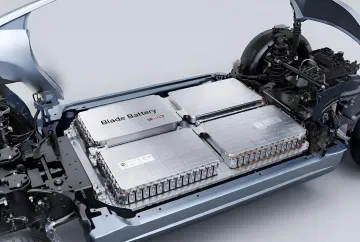 Вид снизу на шасси BYD Great Han с установленной батареей Blade Battery емкостью 100 кВт·ч, обеспечивающей запас хода 1000 км