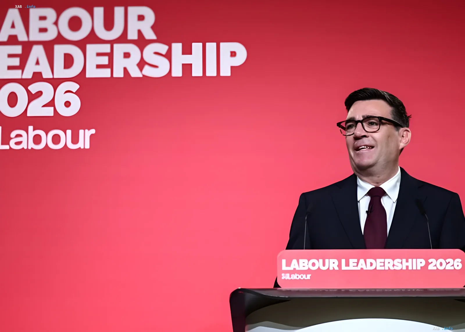 Bürgermeister von Manchester hält Rede an Podium mit Aufschrift 'Labour Leadership 2026', Symbol für seinen Weg zum Premierminister