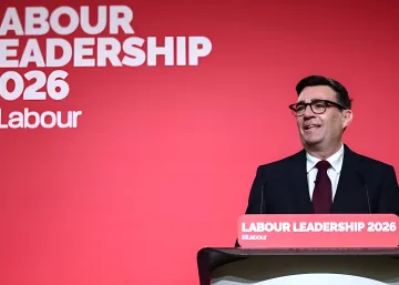 Bürgermeister von Manchester hält Rede an Podium mit Aufschrift 'Labour Leadership 2026', Symbol für seinen Weg zum Premierminister