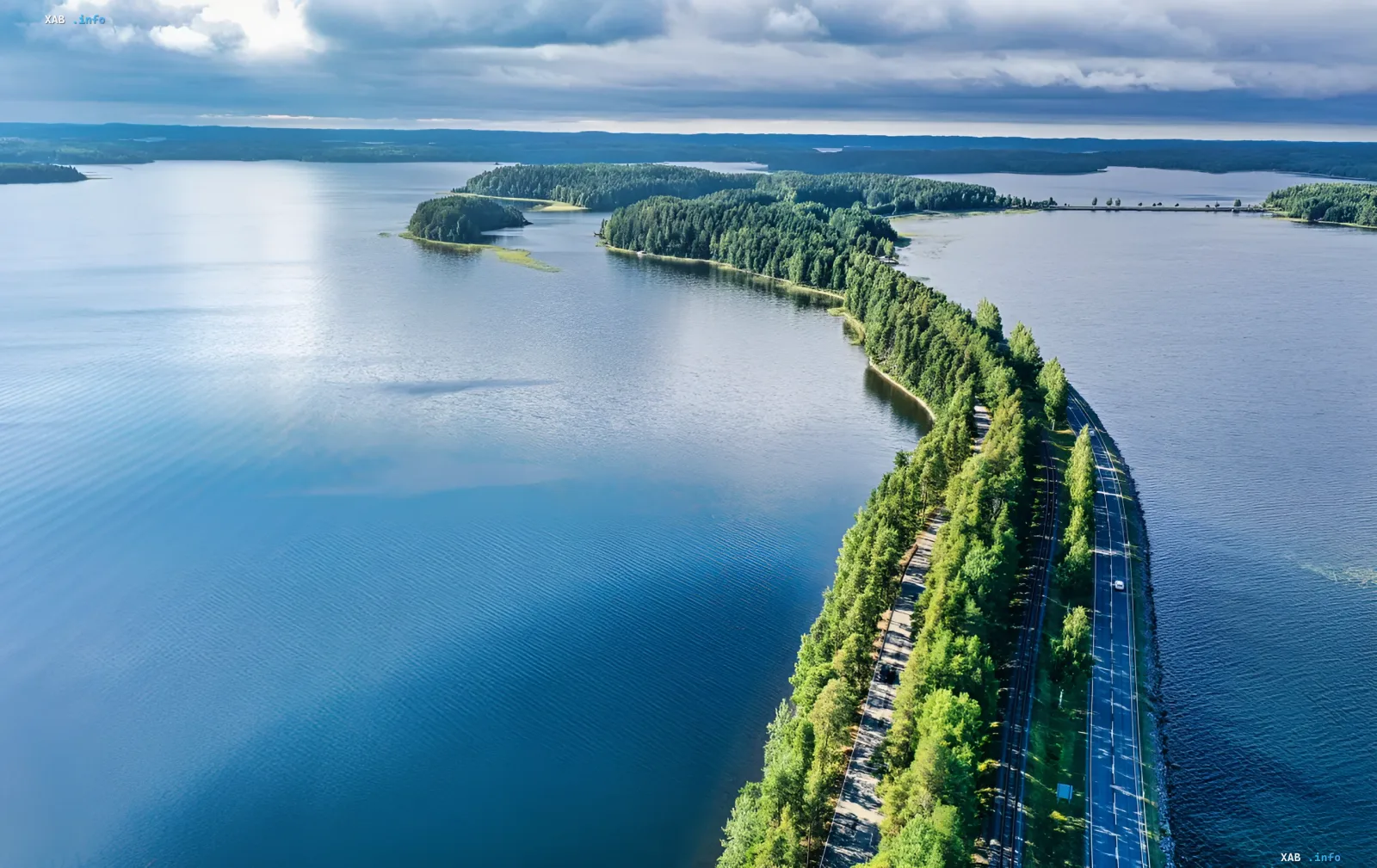 Luftaufnahme eines schmalen bewaldeten Landengs in der Finnischen Bucht mit Straße und Eisenbahn – Bereich, der wegen Drohnenbedrohung für Schiffe gesperrt ist