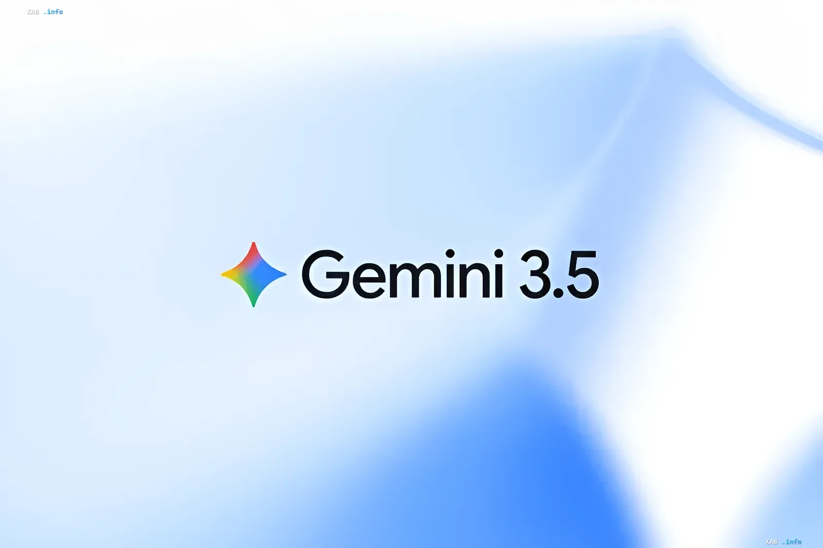 Логотип Gemini 3.5 с цветным значком на фоне абстрактных синих волн — символ отложенного запуска новой версии ИИ от Google