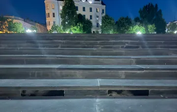 Кам'яні сходи філармонії в Чернівцях, де, за чутками, використано граніт з цвинтаря — центр скандалу навколо ремонту