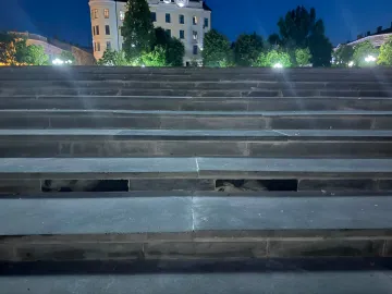 Нічний вигляд на площу Філармонії в Чернівцях: гранітні сходи з видимими зазорами, що стали причиною скандалу та службового розслідування