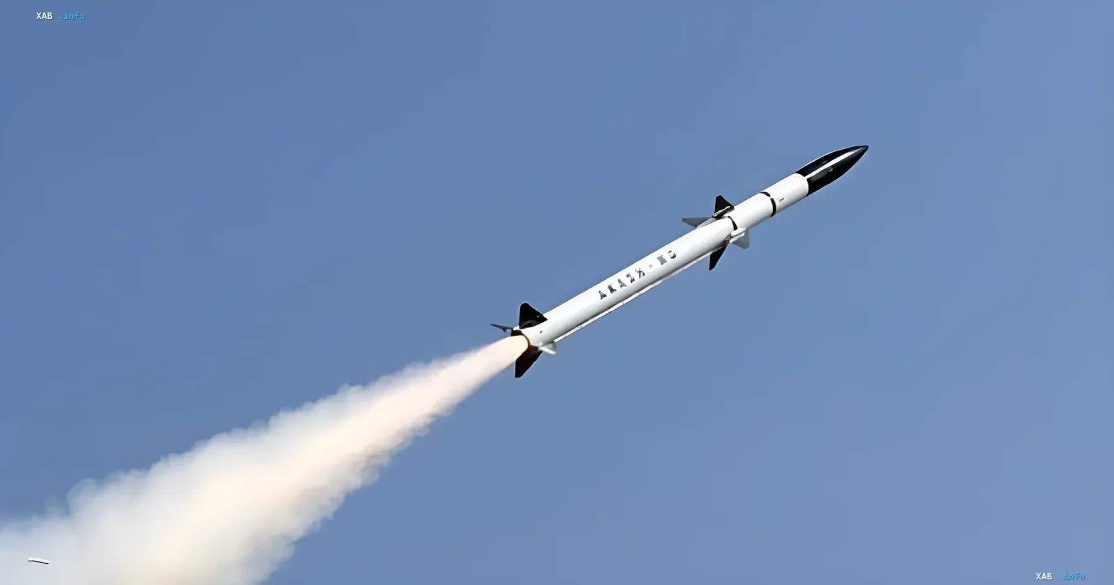 Ракета-носитель Vikram-1 индийской компании Skyroot Aerospace в момент старта на фоне ясного неба