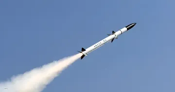 Ракета-носитель Vikram-1 индийской компании Skyroot Aerospace в момент старта на фоне ясного неба
