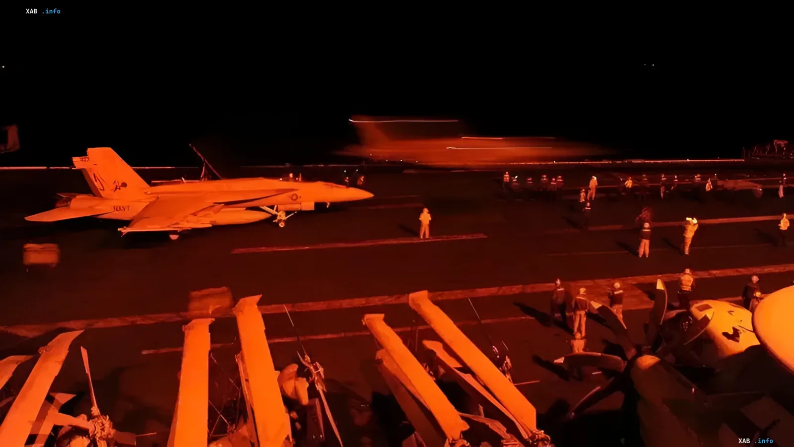 Ночная операция на авианосце: истребитель F/A-18 готовится к вылету в рамках усиления военной группировки США в регионе Ближнего Востока