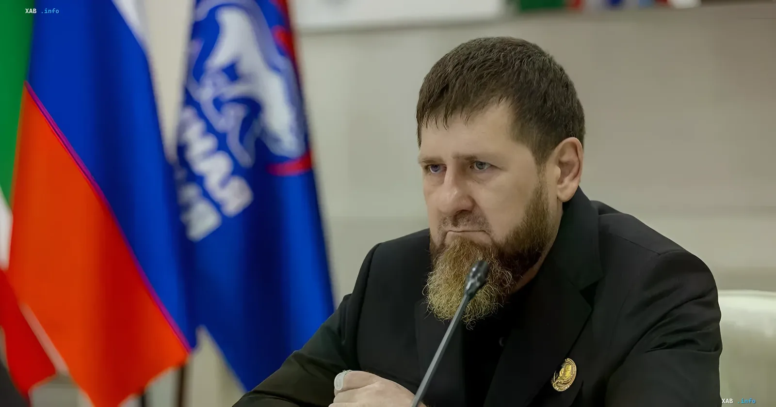 Рамзан Кадыров на пресс-конференции с флагами России и Чечни, заявляющий о жестких мерах против НАТО
