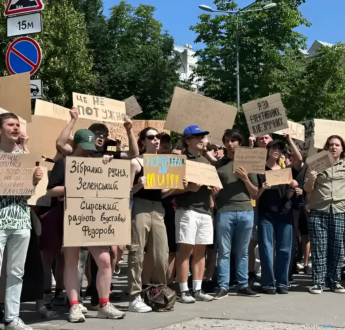 Kartonprotest in Kiew: Teilnehmer der Demonstration vor dem Präsidentenamt Gruppe von Demonstranten mit selbstgemachten Pappplakaten vor dem Präsidentenamt in Kiew, die Forderungen an die Regierung äußern