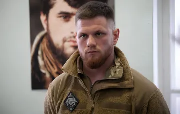 Комбат батальйону «Вовки Да Вінчі» у військовій формі з нашивкою підрозділу, отримав догану від Сирського за дії підлеглих у Шахтарську