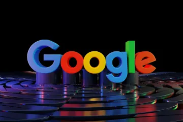 3D-логотип Google на фоне микросхем, символизирующий связь ИИ-технологий и чипмейкеров в контексте падения акций