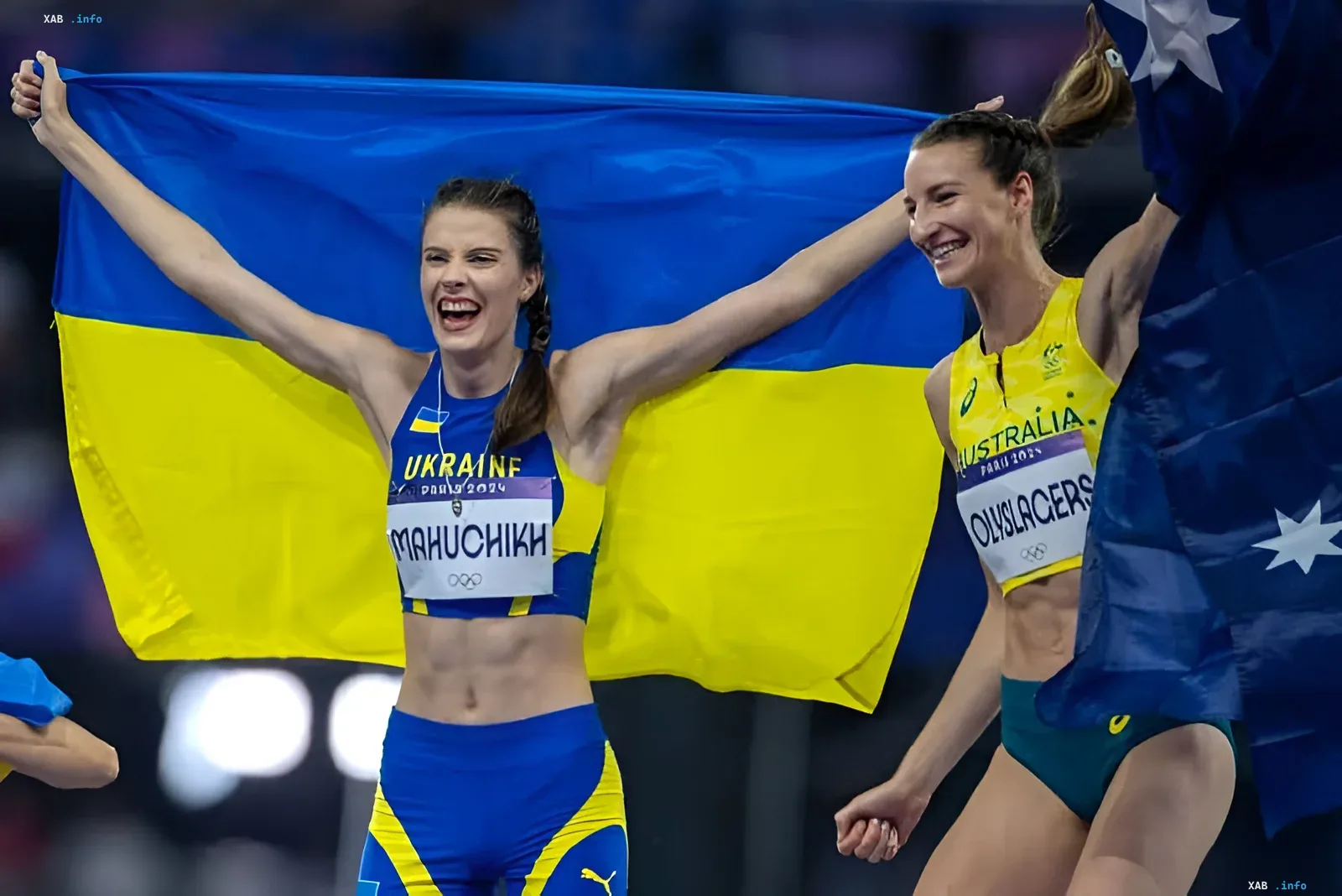 Mahuchikh und Olyslagers: Sportlicher Moment bei den Olympischen Spielen Yana Mahuchikh und Nicole Olyslagers mit Flaggen von Ukraine und Australien nach dem Hochsprung bei den Olympischen Spielen in Paris 2024