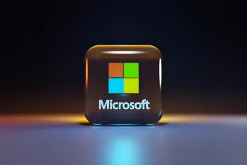 Логотип Microsoft на глянцевом кубе, символизирующий запуск Project Perception — новой платформы кибербезопасности с интеграцией моделей Microsoft, OpenAI и Anthropic