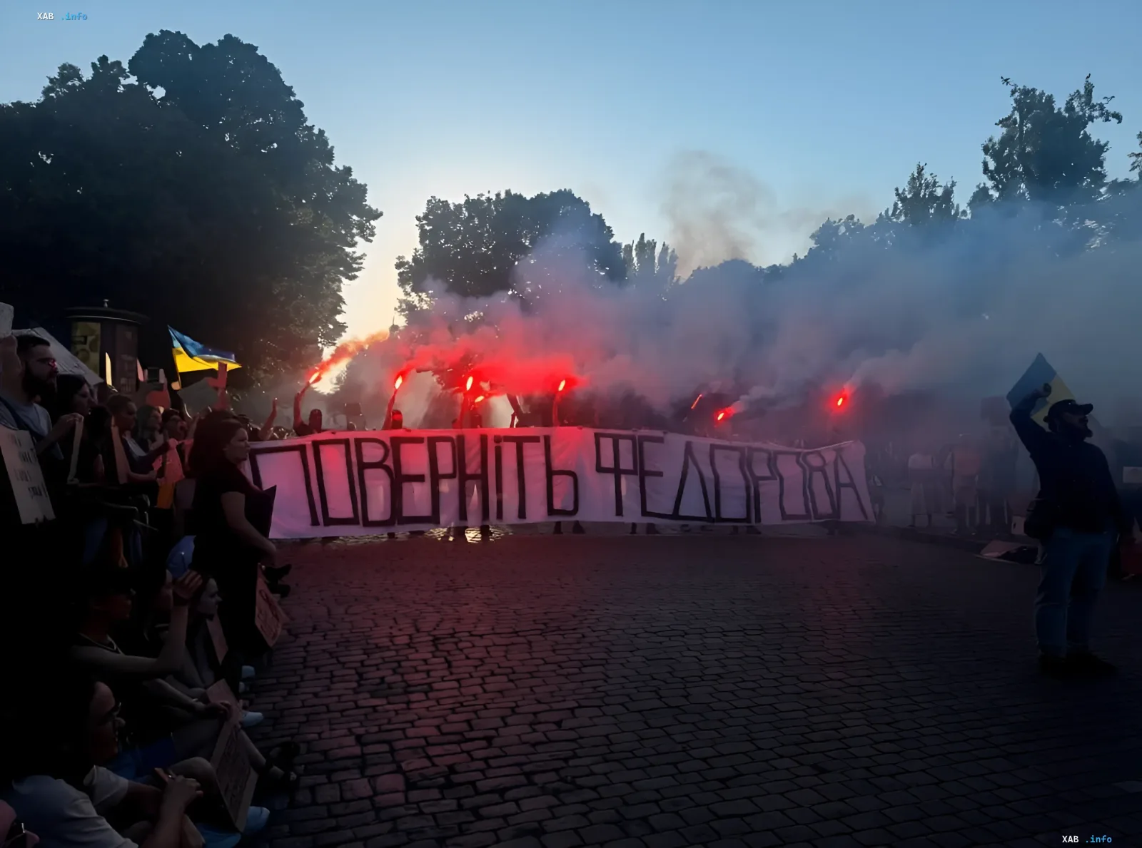 Demonstration zur Unterstützung von Mykhailo Fedorow auf der Deribasivska: Teilnehmer mit Fackeln und einem Banner mit der Aufschrift 'RETURN FEDOROV'