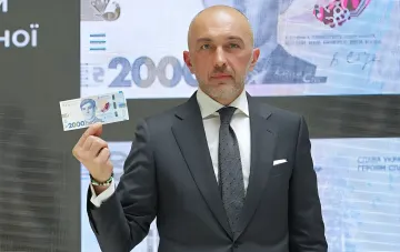 NBU Governor Kyrylo Shevchenko holding the new 2000 hryvnia banknote featuring Vasyl Stus