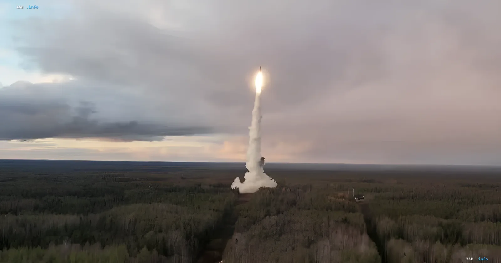 Запуск ракеты «Орешник» над лесной местностью: дымный след и яркое пламя двигателя на фоне облачного неба