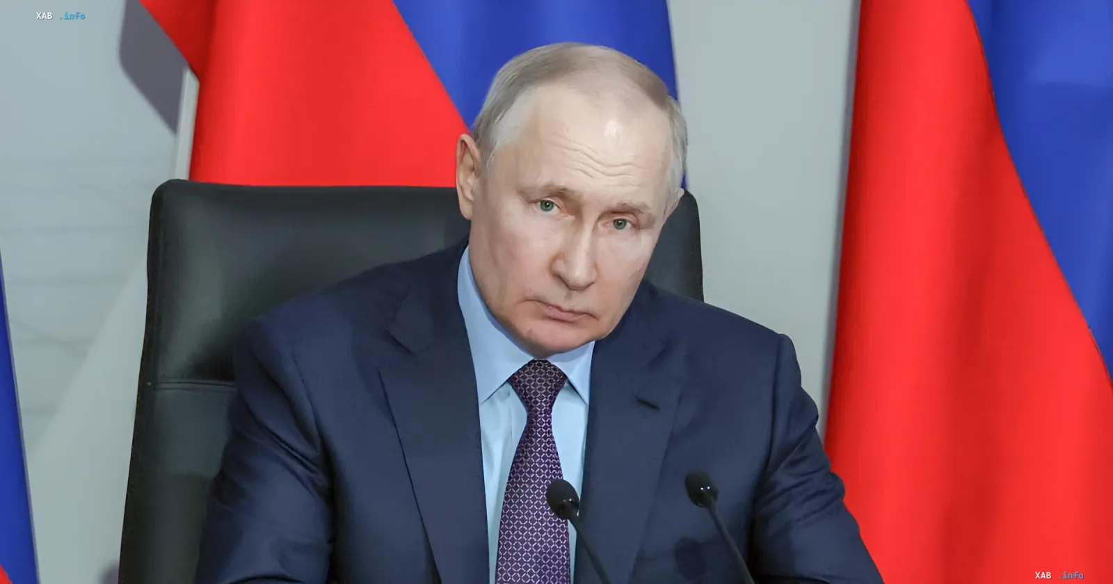 Владимир Путин на фоне российских флагов, обсуждающий возможные последствия гибели Хаменеи для Ирана