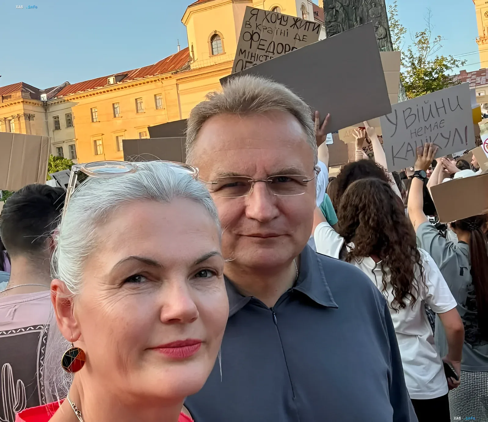 Lwiwer Bürgermeister Andriy Sadovoy bei einer Demonstration zur Unterstützung des Ministers Olexiy Fedorov mit Plakaten