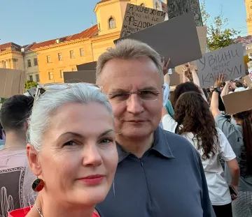 Мэр Львова Андрей Садовой на митинге в поддержку министра Алексея Федорова с плакатами