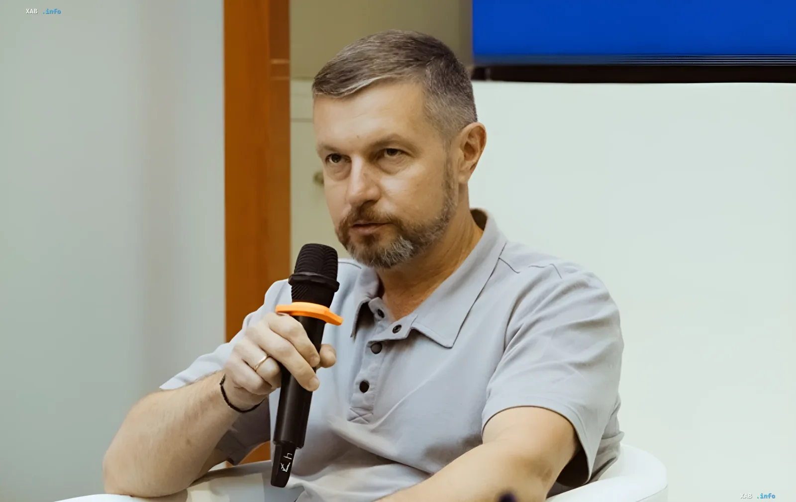Чоловік з мікрофоном на фоні екрана — можливий представник РПЦ чи спецслужб у контексті шпигунства та пропаганди в Європі