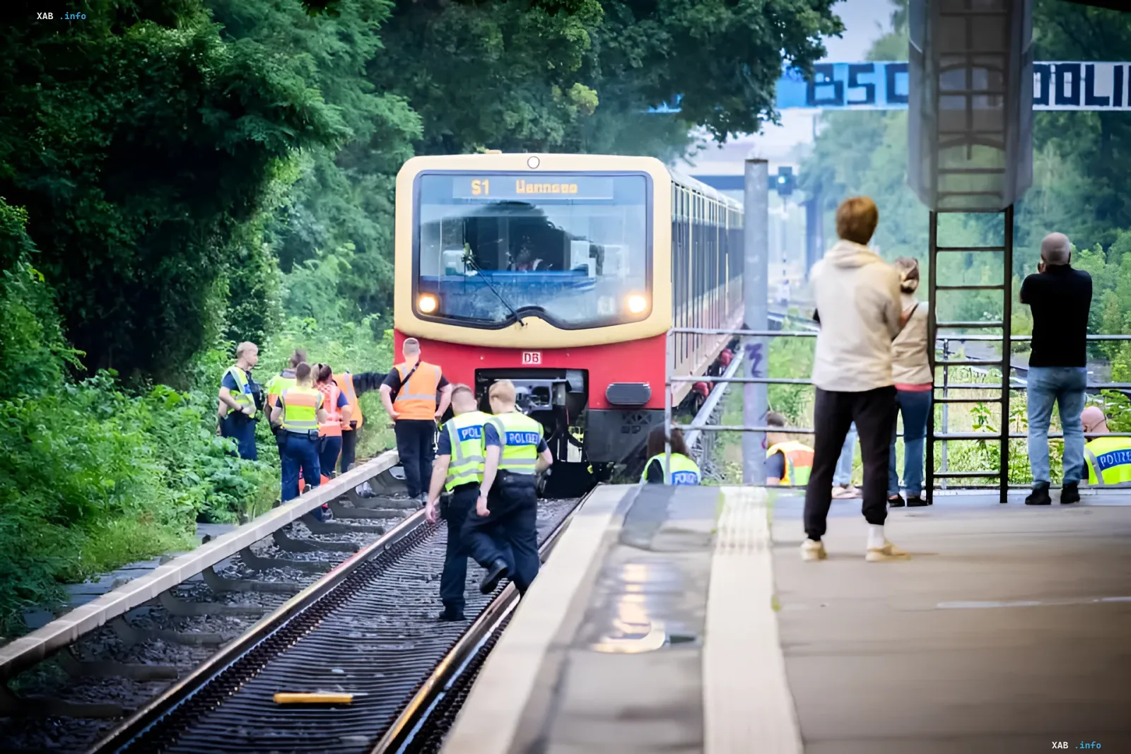 DB-Zug hielt auf den Gleisen nach Kollision mit umgestürztem Baum während Sturms in Deutschland, Rettungskräfte und Polizei vor Ort