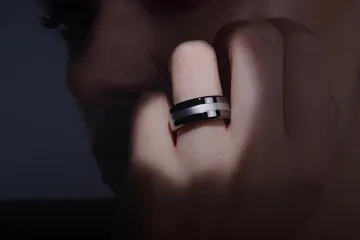 Männliche Hand mit dem Signal Ring Smart-Gerät am Finger, das Gesundheitsüberwachung bei Bluthochdruck demonstriert