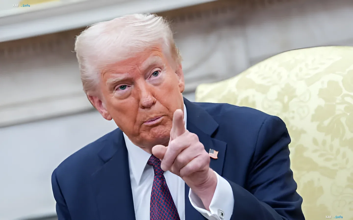 Donald Trump zeigt mit dem Finger und wirft Kanada Fahrlässigkeit bei Waldbränden vor und droht mit neuen Zöllen