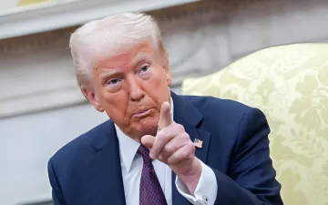 Donald Trump zeigt mit dem Finger und wirft Kanada Fahrlässigkeit bei Waldbränden vor und droht mit neuen Zöllen
