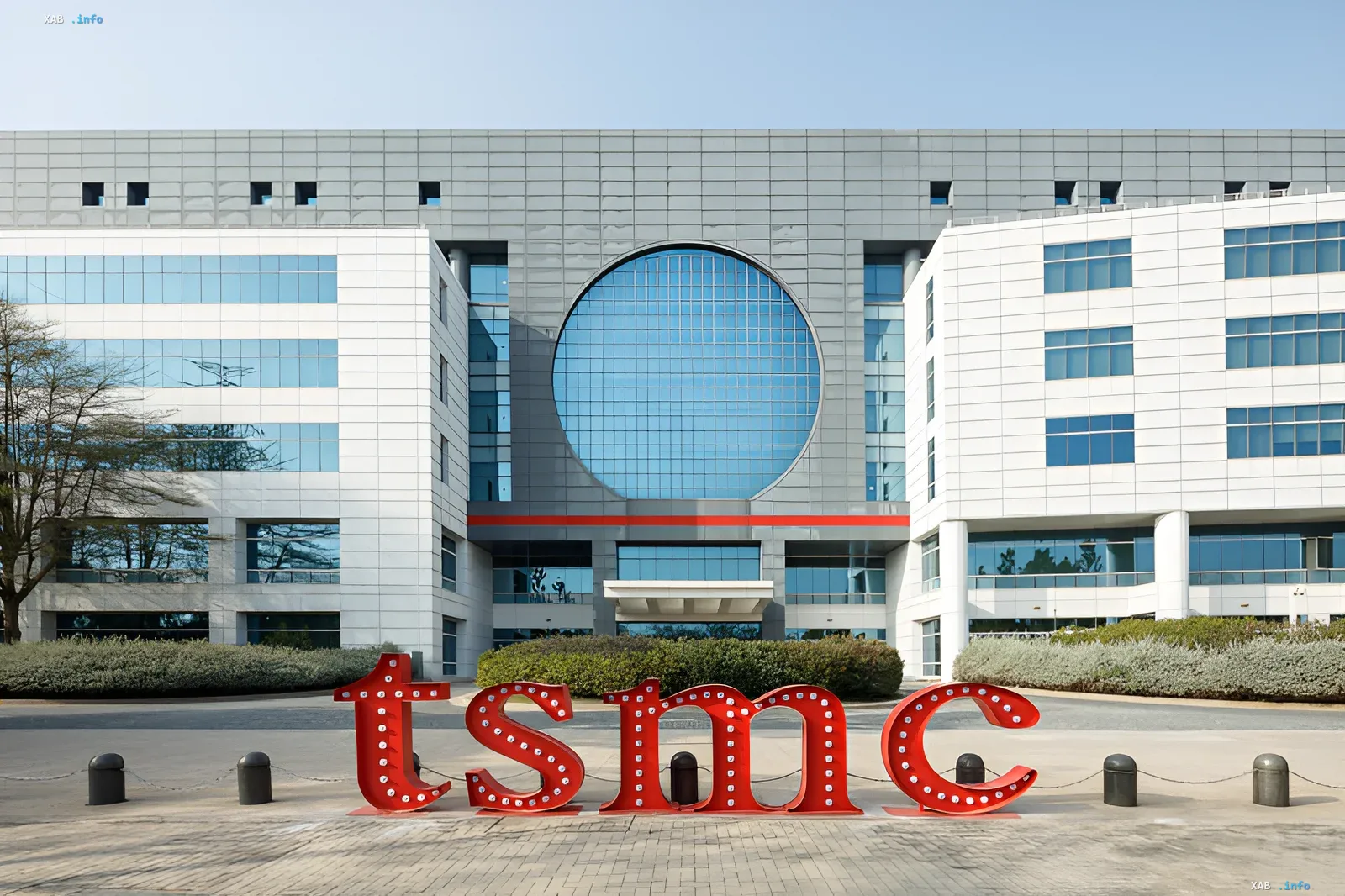 TSMC-Gebäude mit Logo im Vordergrund, das die Führungsrolle des Unternehmens bei der Entwicklung neuer Prozesse, einschließlich A14 (1,4 nm), symbolisiert