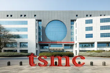 TSMC-Gebäude mit Logo im Vordergrund, das die Führungsrolle des Unternehmens bei der Entwicklung neuer Prozesse, einschließlich A14 (1,4 nm), symbolisiert