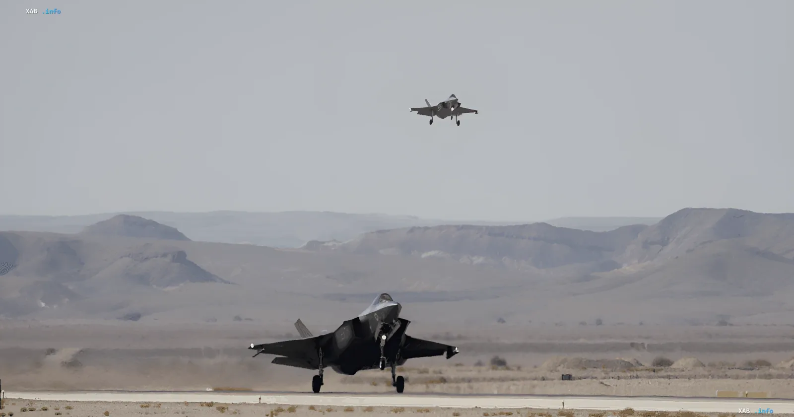 Бойовики F-35 на злітній смузі: один літак злітає, інший готується до старту на тлі пустельного ландшафту