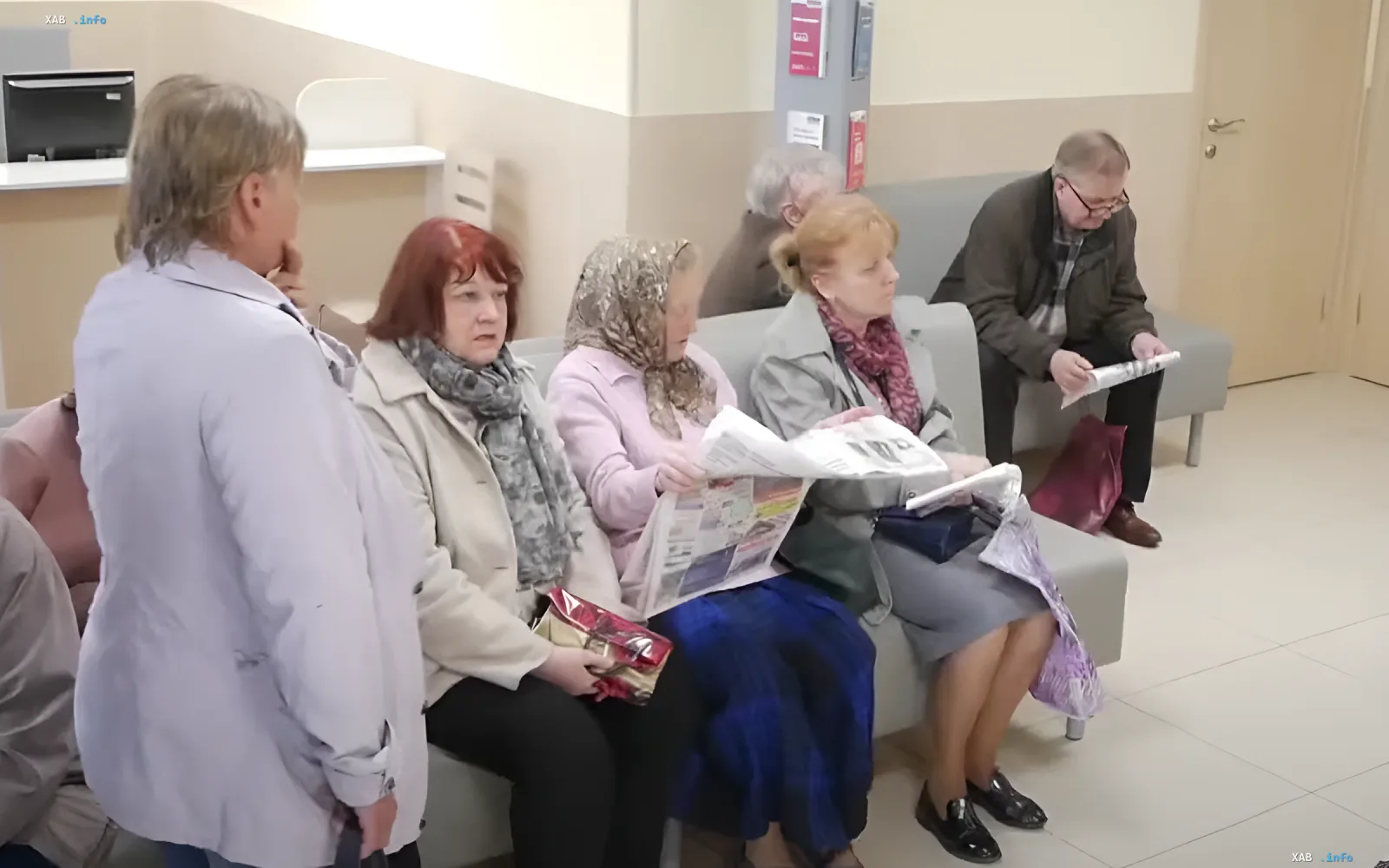 Группа пожилых людей ожидает в очереди в медицинском учреждении, что иллюстрирует тему отмены льгот для пенсионеров-доноров в Украине.