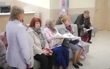 Группа пожилых людей ожидает в очереди в медицинском учреждении, что иллюстрирует тему отмены льгот для пенсионеров-доноров в Украине.