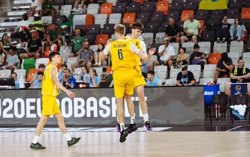 Ukraine U-20 Basketballspieler feiern ihren Sieg über Portugal beim EuroBasket, wodurch sie ins Finale vorrücken und in die Division A zurückkehren