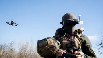 Украинский оператор управляет боевым дроном в полевых условиях, символизируя масштабное расширение дрон-операций в 2026 году