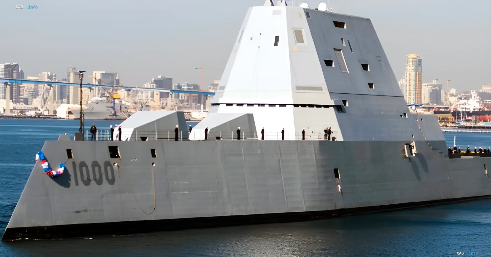 Есмінець USS Zumwalt (DDG-1000) у гавані: футуристичний корабель, що перетворюється на платформу для гіперзвукової зброї