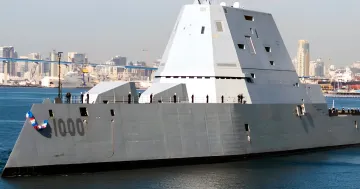 Zerstörer USS Zumwalt (DDG-1000) im Hafen: futuristisches Kriegsschiff, das zu einer Hyperschall-Raketenplattform wird