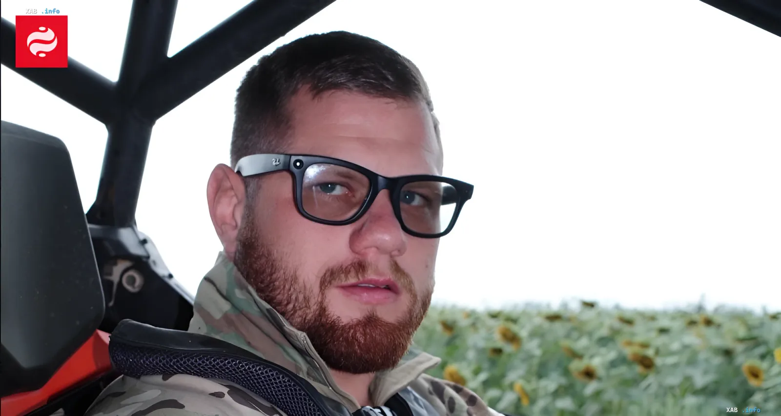 Командир батальйону «Вовки Да Вінчі» в окулярах і камуфляжному одязі, що сидить у транспортному засобі на фоні соняшників, після отримання догани від Сирського