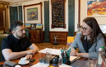 Der ukrainische Präsident Wolodymyr Selenskyj führt in seinem Büro Gespräche mit der ehemaligen Ministerpräsidentin Irena Swirydenko und versucht, sie zu überzeugen, Botschafterin in den USA zu werden