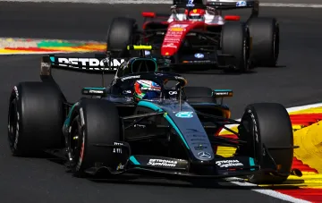 Формула-1: Антонелли на болиде Mercedes в Спа, Ferrari на фоне